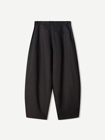 Loosefit Pantaloni con pieghe di Bershka in nero