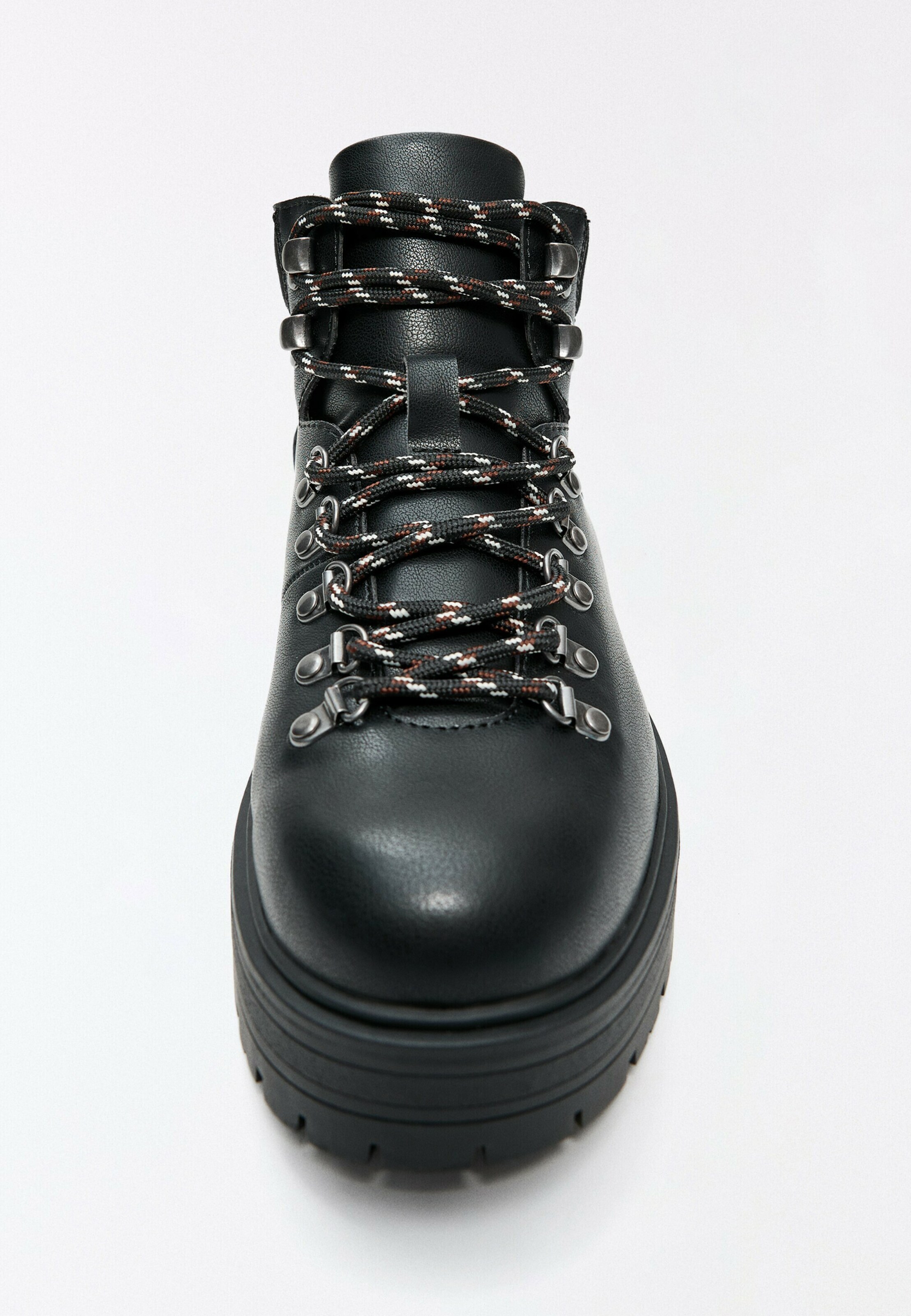 Boots stringati di Bershka in nero