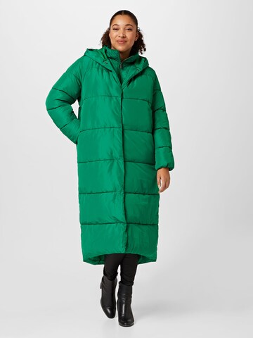 ONLY Curve Winter coat 'AMY' in Green: front