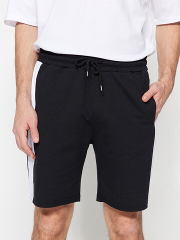 Trendyol Regular Shorts in Schwarz