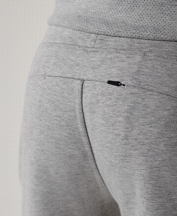 regular Pantaloni sportivi di Superdry in grigio