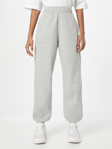 ADIDAS ORIGINALS Tapered Broek 'Essentials Fleece' in Grijs: voorkant