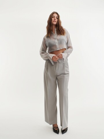 ABOUT YOU x Laura Giurcanu Bluse in Grau