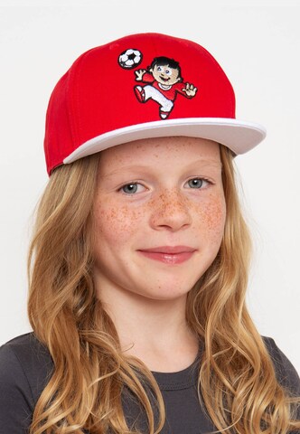 koaa Hat 'Mainzelmännchen - Fritzchen Spielt Fußball' in Red