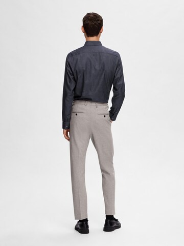 Coupe slim Pantalon chino 'Delon' SELECTED HOMME en gris