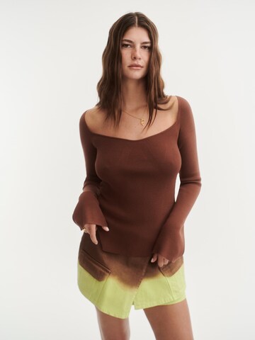 Pullover di ABOUT YOU x Laura Giurcanu in marrone: frontale