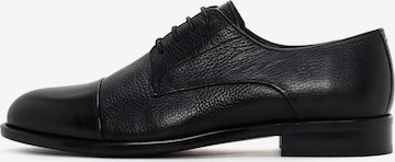 Chaussure à lacets Derimod en noir : devant