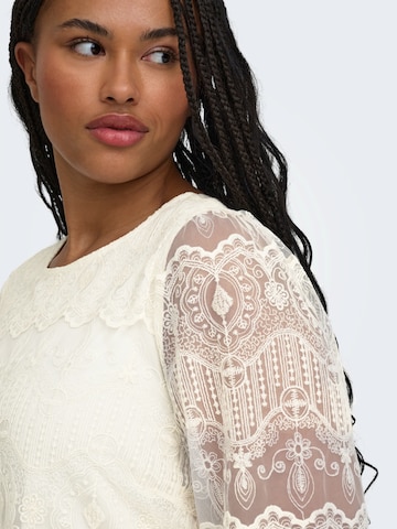 ONLY Carmakoma - Blusa en blanco