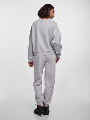 PIECES Sweatshirt 'Amy' in Grau