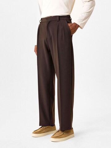 Antioch Regular Pleat-front trousers in Brown