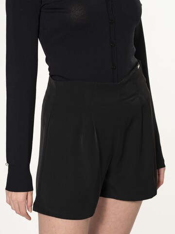 Wide leg Pantaloni con pieghe di Influencer in nero
