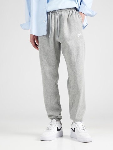Effilé Pantalon 'CLUB' Nike Sportswear en gris : devant