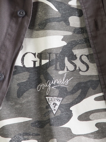 T-Shirt GUESS Originals en gris