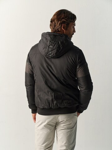 KOROSHI - Chaqueta de entretiempo en negro