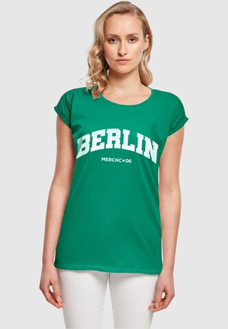 Merchcode Shirt 'Berlin' in Groen: voorkant