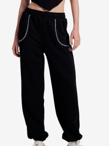 Effilé Pantalon HOLLY LOLLY en noir : devant