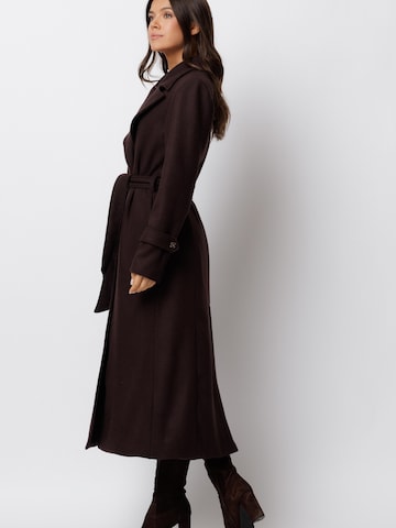 Couture de Marie Wintermantel 'Camille' in Bruin