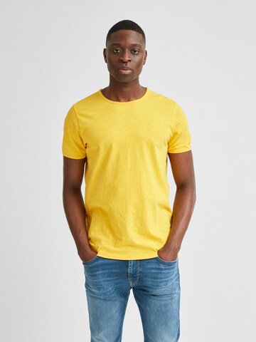 SELECTED HOMME T-shirt 'SLHMORGAN' i gul: framsida