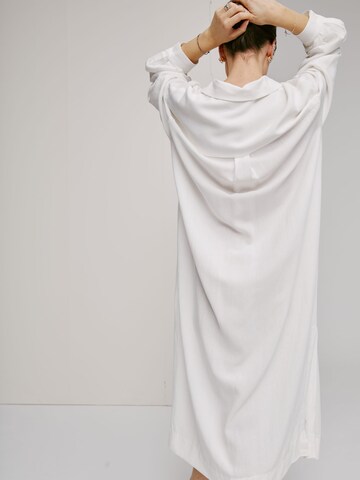 A LOT LESS Платье-рубашка 'Valeria' в Белый