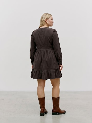 Vero Moda Curve Sukienka 'CELLY' w kolorze brązowy