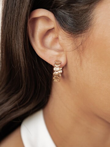 Hey Happiness Earrings 'Coastal Shell Hoop' in Gold: front