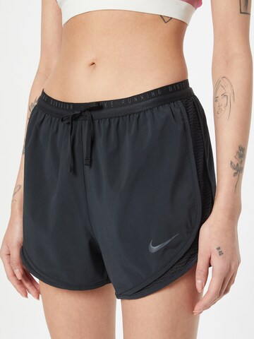 NIKE Regular Sportshorts in Schwarz