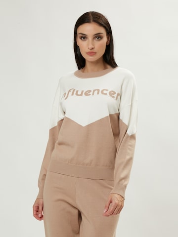 Pullover di Influencer in beige: frontale