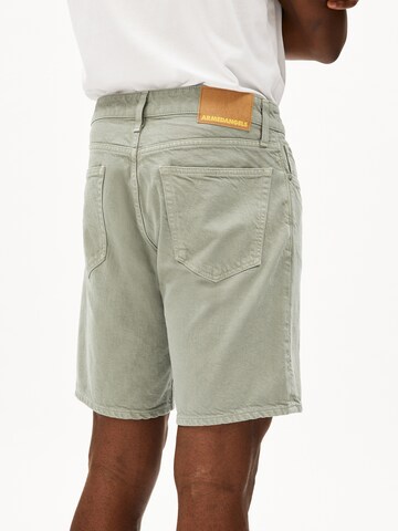 ARMEDANGELS Regular Jeans Shorts AARVO in Grün