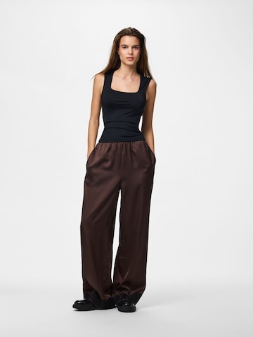 PIECES Wide leg Broek 'PCAriel' in Bruin
