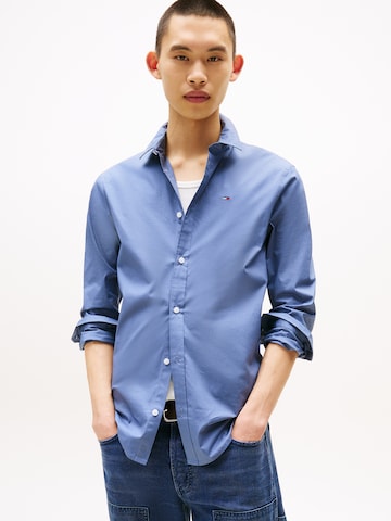 Tommy Jeans - Ajuste estrecho Camisa en azul: frente