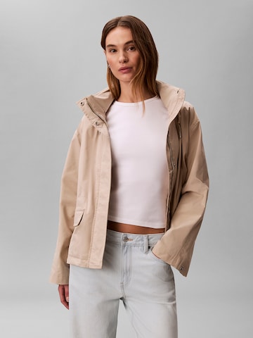 Calvin Klein Jeans Functionele jas in Beige: voorkant