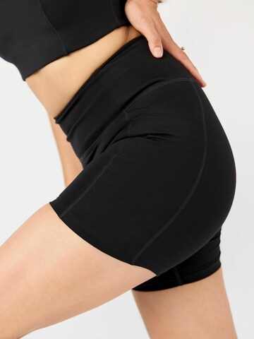 Girlfriend Collective Regular Housut ' Pocket ' värissä musta