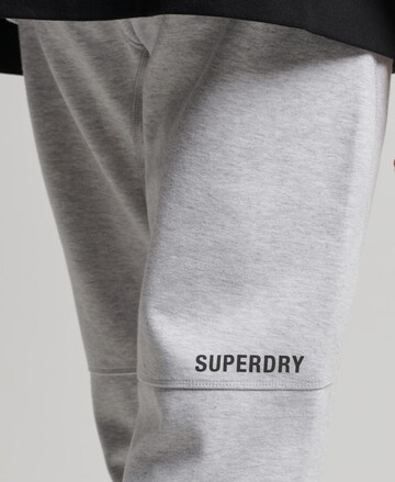 Effilé Pantalon 'Code Tech' Superdry en gris