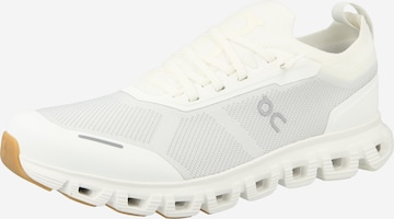 On Σνίκερ χαμηλό σε λευκό: μπροστά