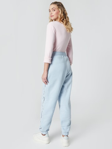 florence by mills exclusive for ABOUT YOU Tapered Broek 'Lilli' in Blauw