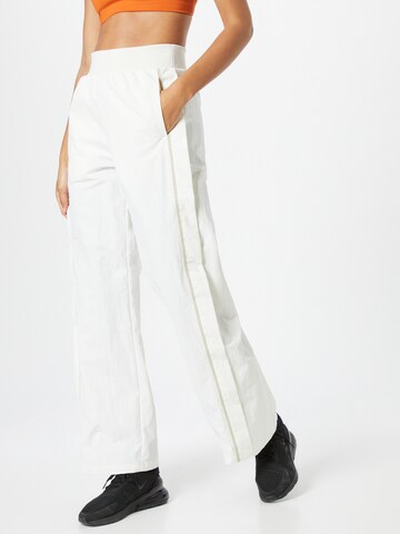 Nike Sportswear Wide leg Byxa i vit: framsida