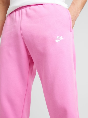 Nike Sportswear Zwężany krój Spodnie 'Club Fleece' w kolorze różowy