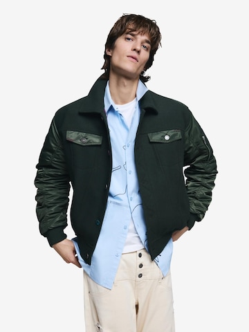 Geacă de primăvară-toamnă de la Desigual pe verde: față