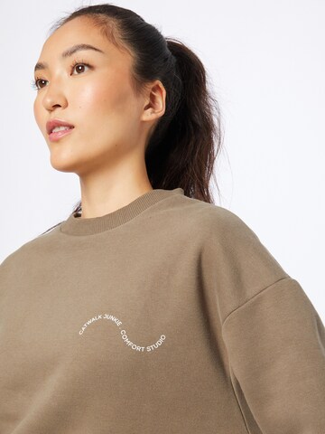 Comfort Studio by Catwalk Junkie Sweatshirt 'BE GOOD DO GOOD' in Grün