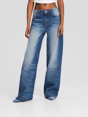 Bershka Wide leg Jeans in Blue: front