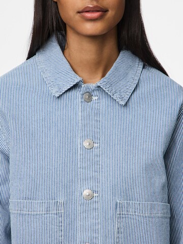 Veste mi-saison 'PCBillo' PIECES en bleu