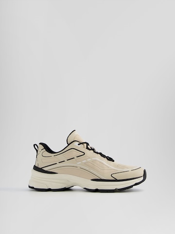 Bershka Sneakers laag in Beige