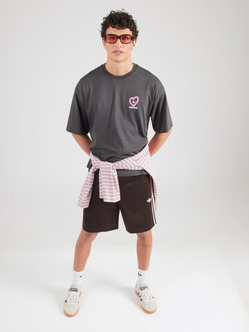 ADIDAS ORIGINALS Koszulka 'VDAY HEART' w kolorze szary