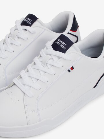 TOMMY HILFIGER Låg sneaker i vit