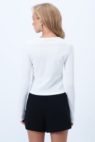 Tricou de la Trend Alaçatı Stili pe alb
