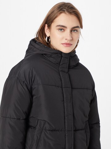 NA-KD Winterjacke in Schwarz