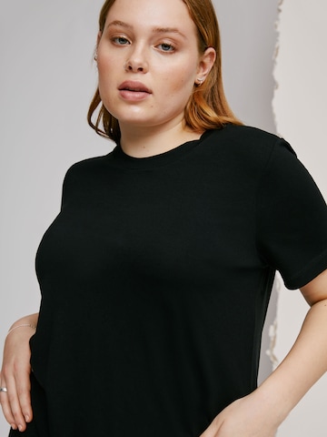 Tricou 'Shelly' de la A LOT LESS pe negru: față