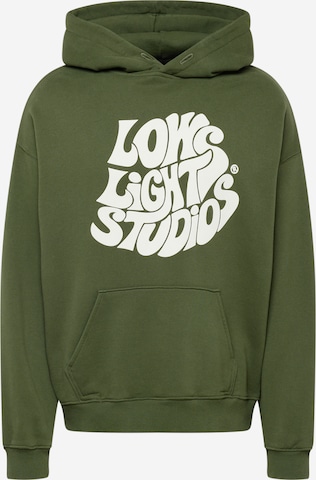 Low Lights Studios Sweatshirt i grön: framsida
