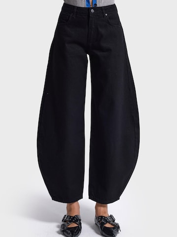IT'S BASIC - Tapered Vaquero 'MEGA BALLOON MID RISE JEANS JET BLACK' en negro: frente