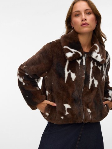 VERO MODA - Chaqueta de entretiempo en marrón: frente